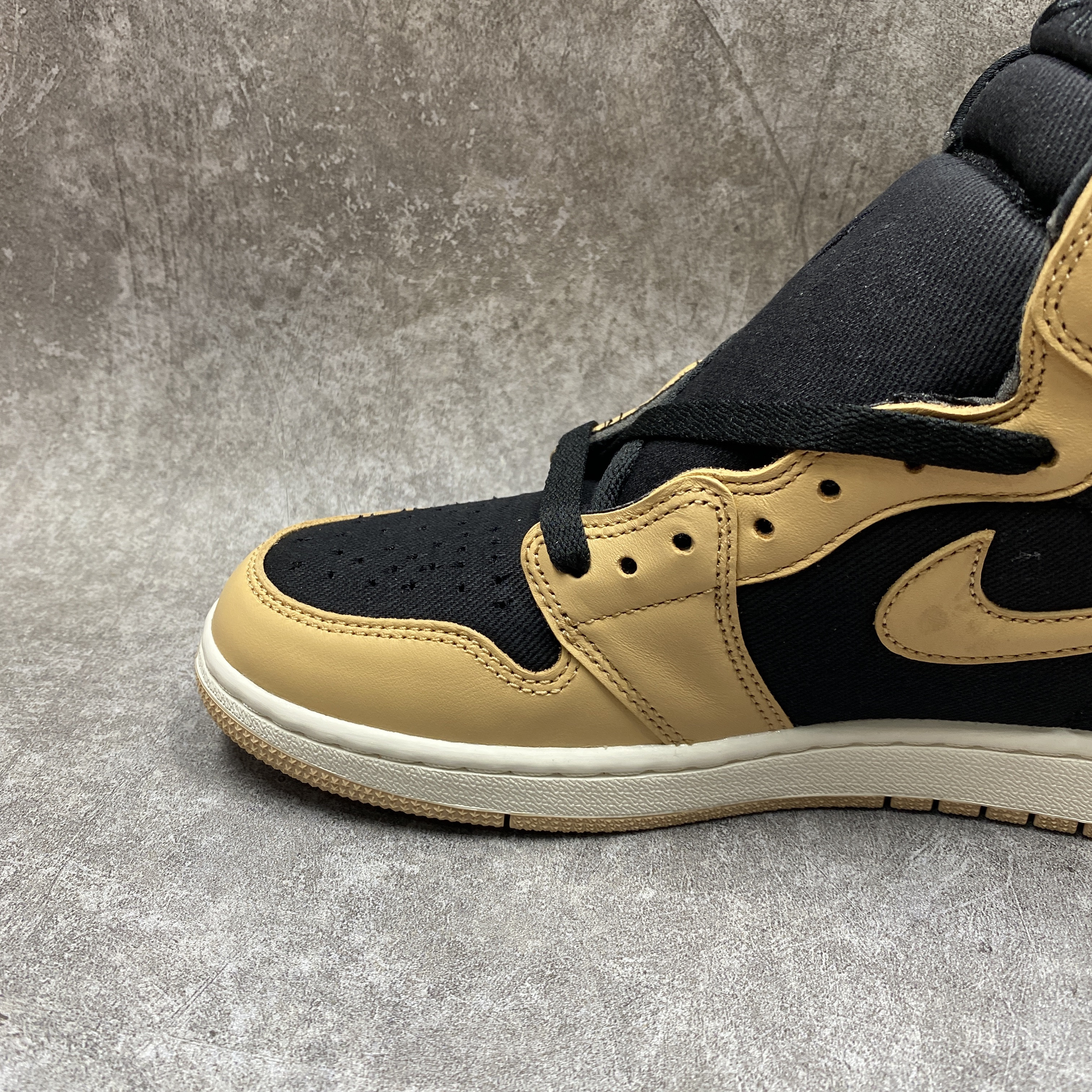 Air Jordan 1 Retro High OG Heirloom