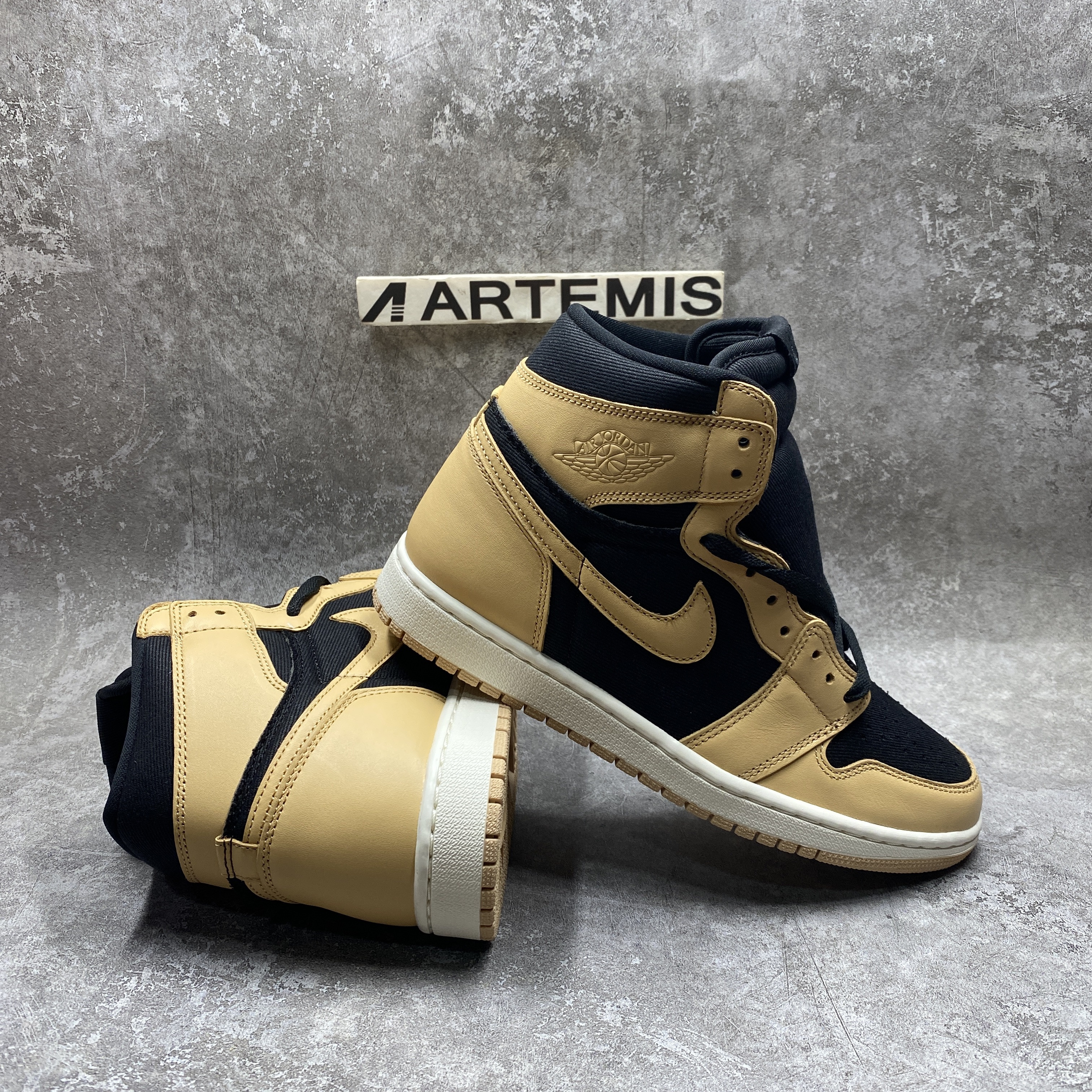 Air Jordan 1 Retro High OG Heirloom