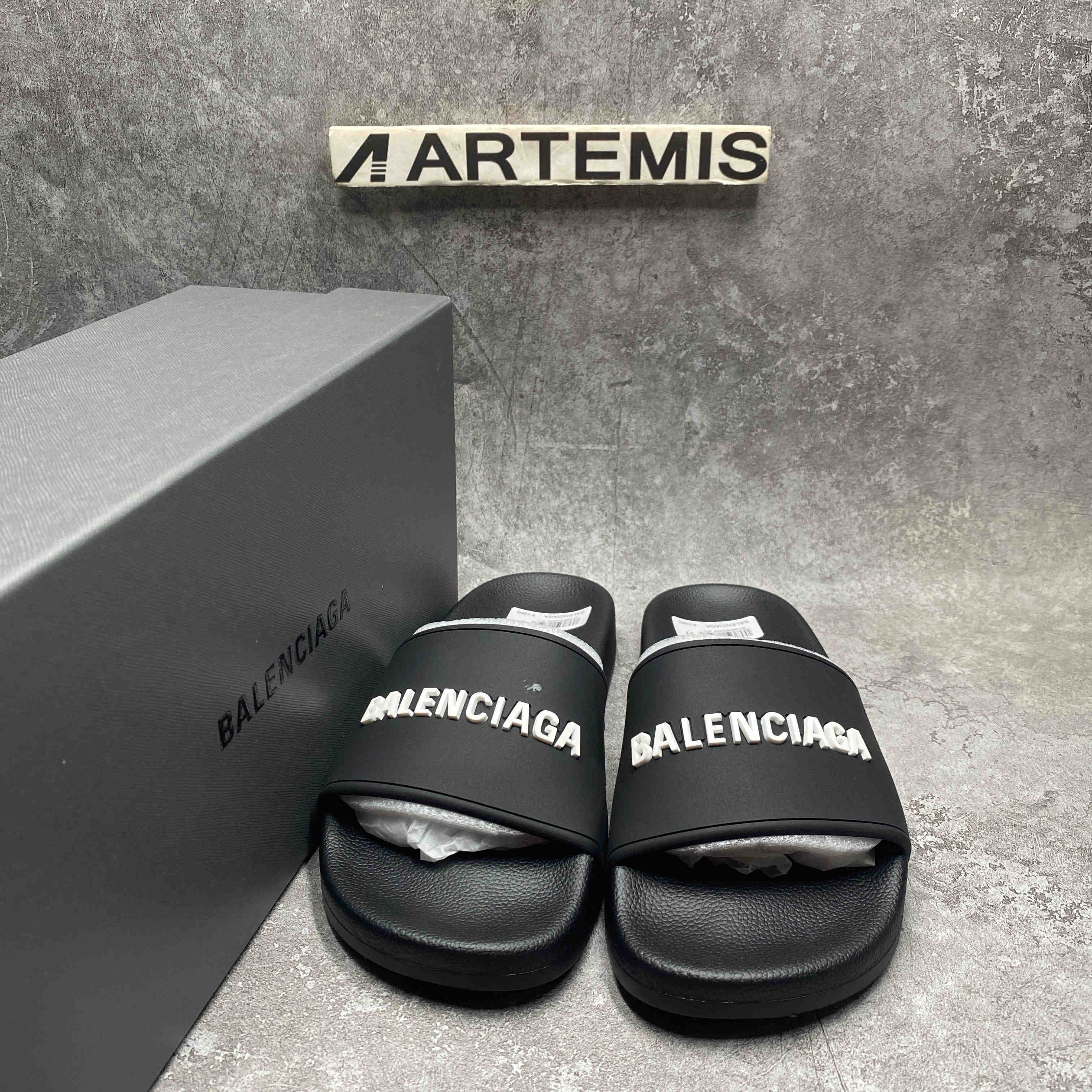 Ba*len*cia*ga pool slide black white