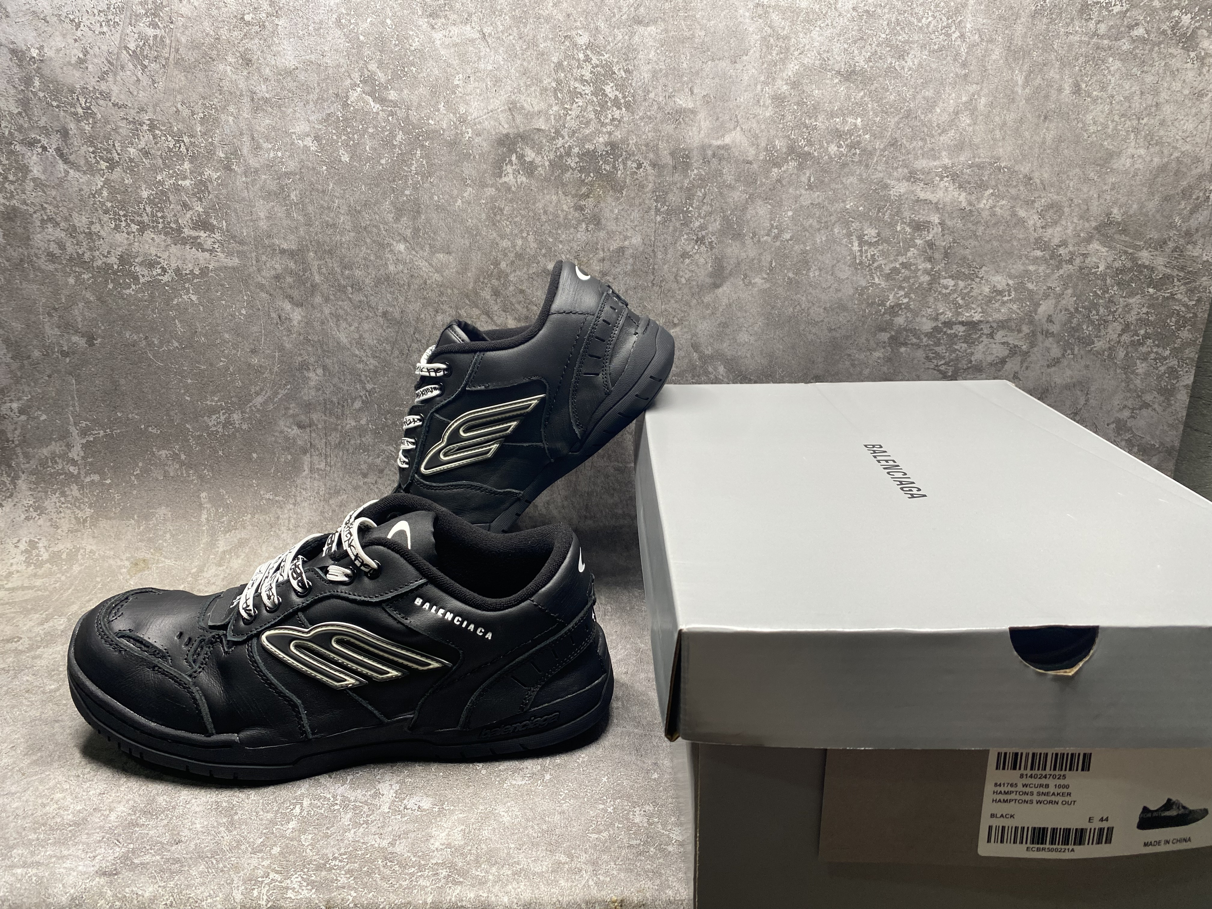 ua Ba*len*cia*ga hamptons worn-out sneaker in black(run one size large)