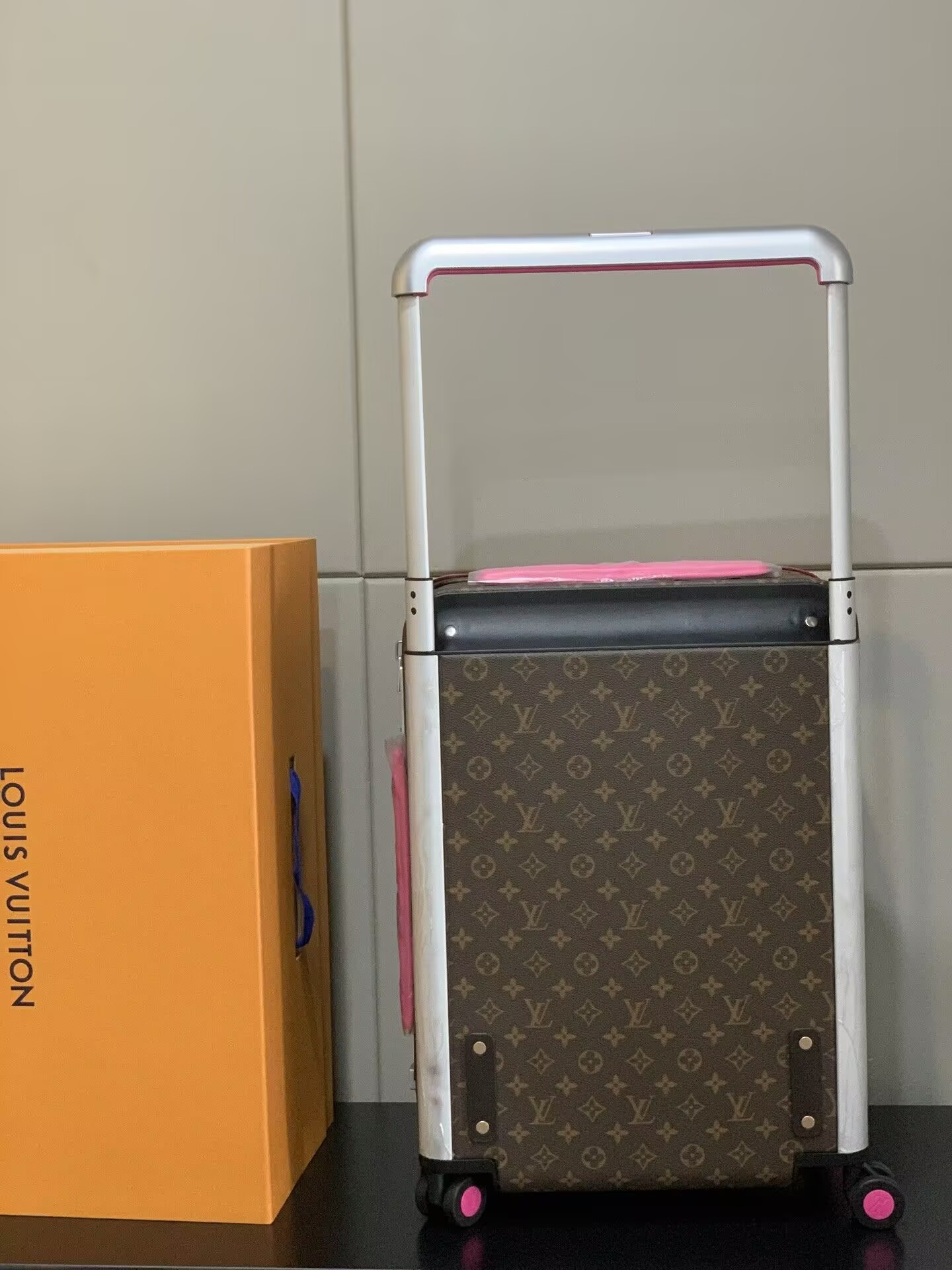 l0*is V*t0n lv horizon 55 colormania fuchsia m46780 15 x 21.7 x 8.3 inches