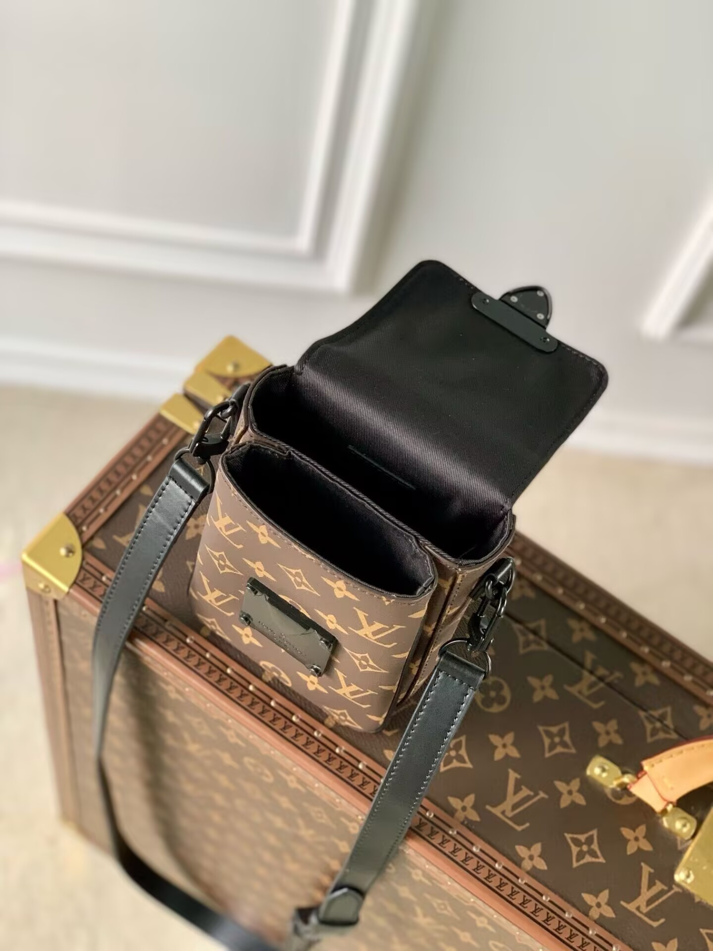 LV S-Lock Vertical wearable wallet M81522 12x20x7cm