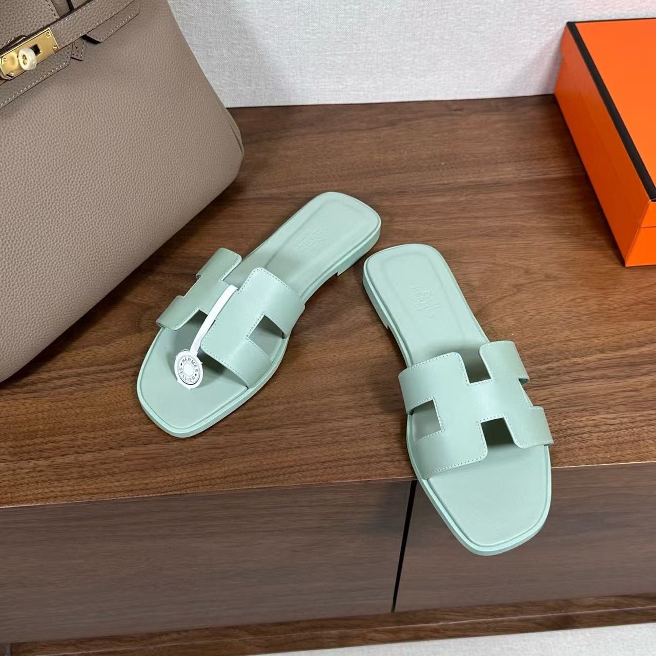 UA Hermès Oran sandal