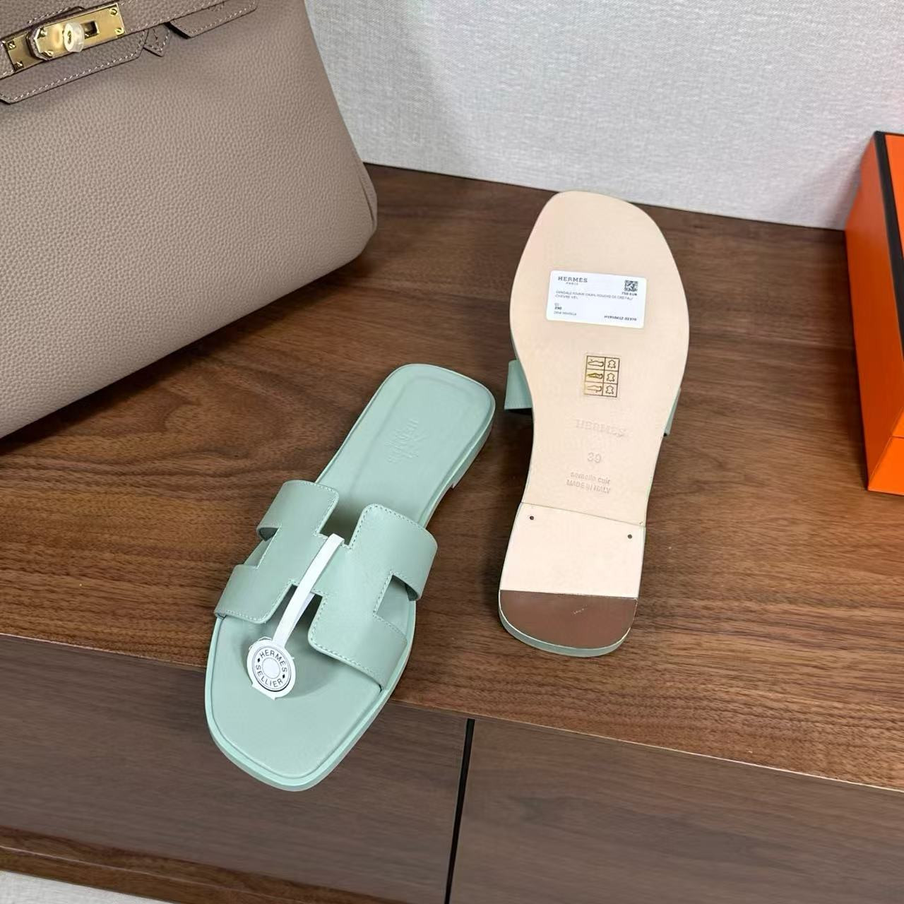 UA Hermès Oran sandal
