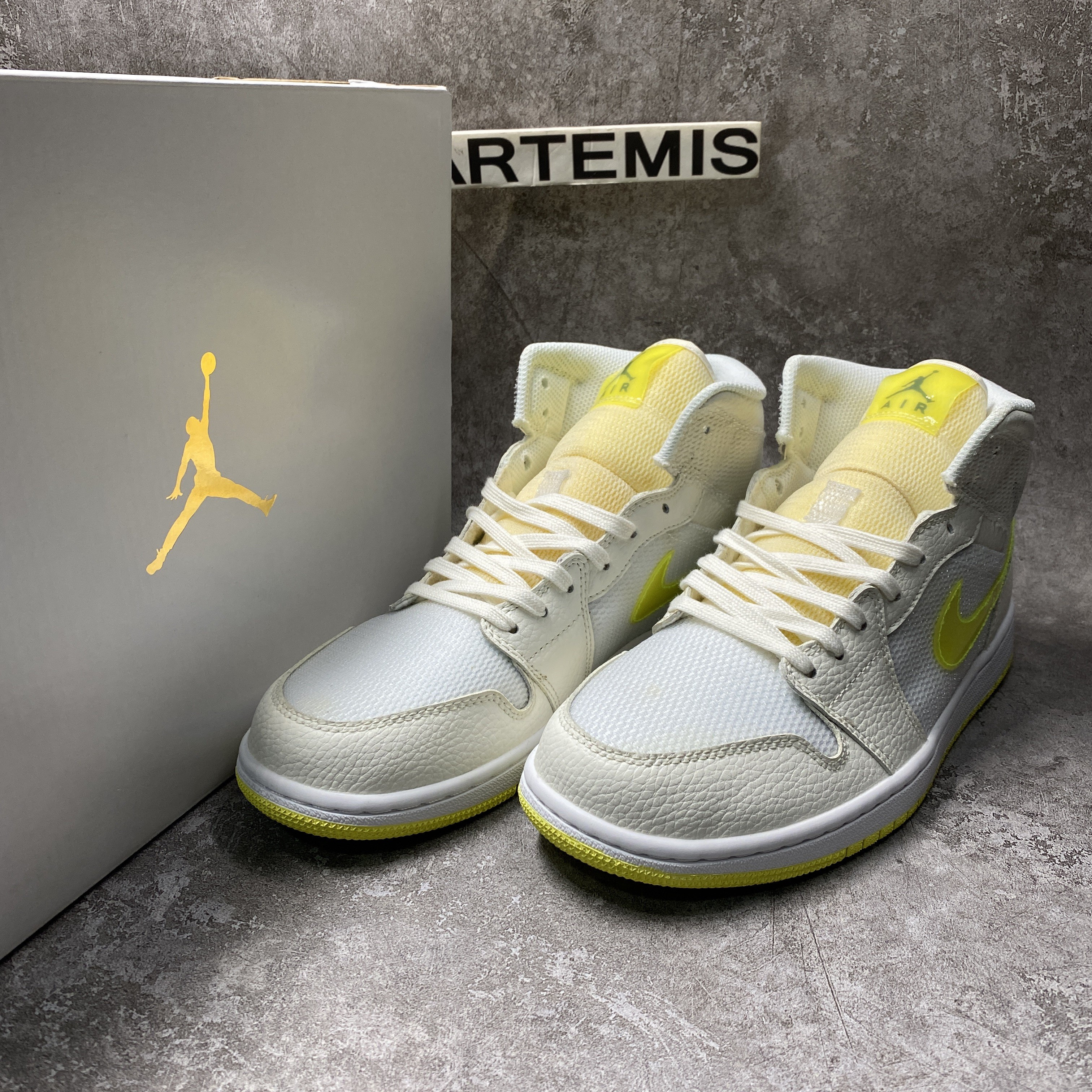 Air Jordan 1 Mid SE Voltage Yellow