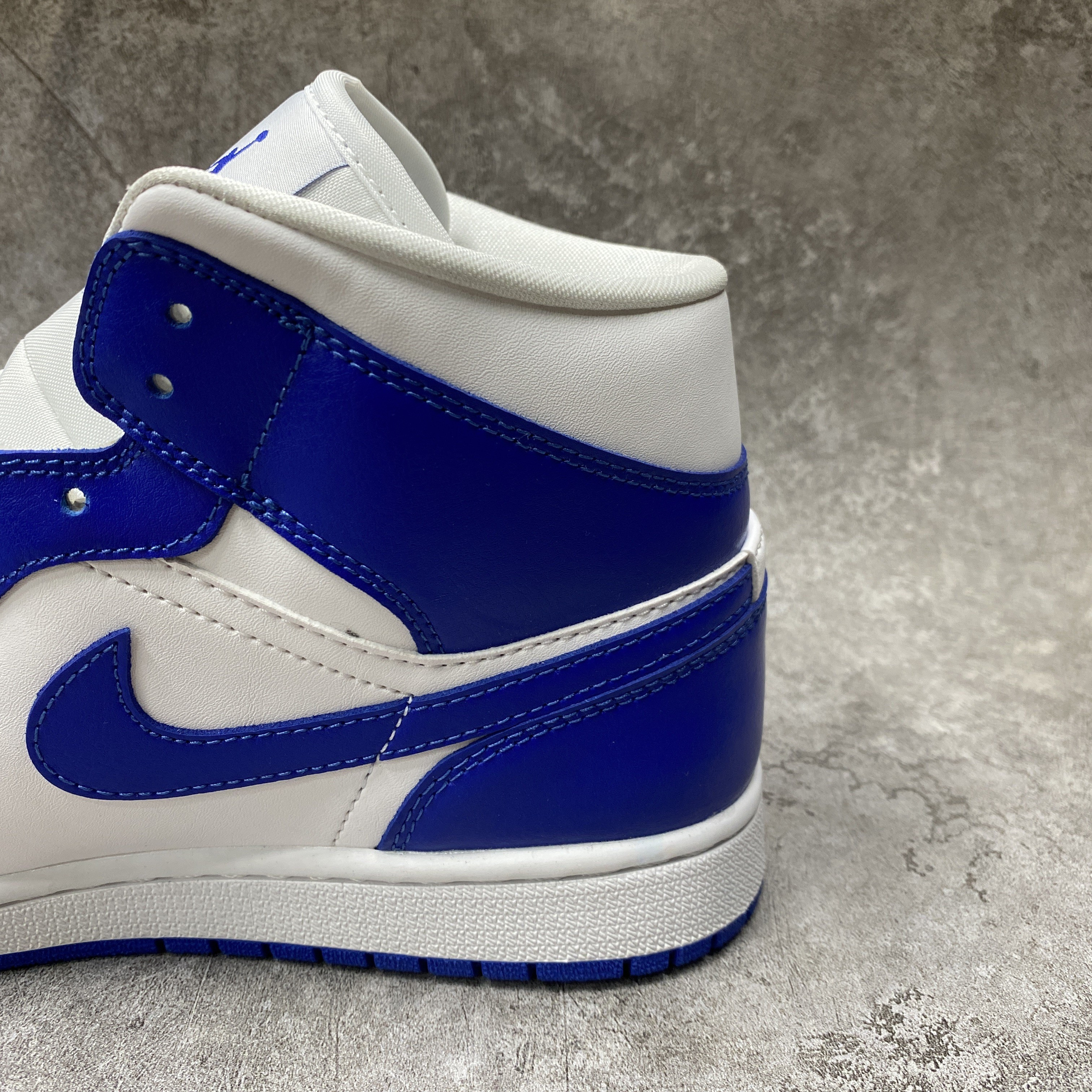 Air Jordan 1 Mid Kentucky Blue