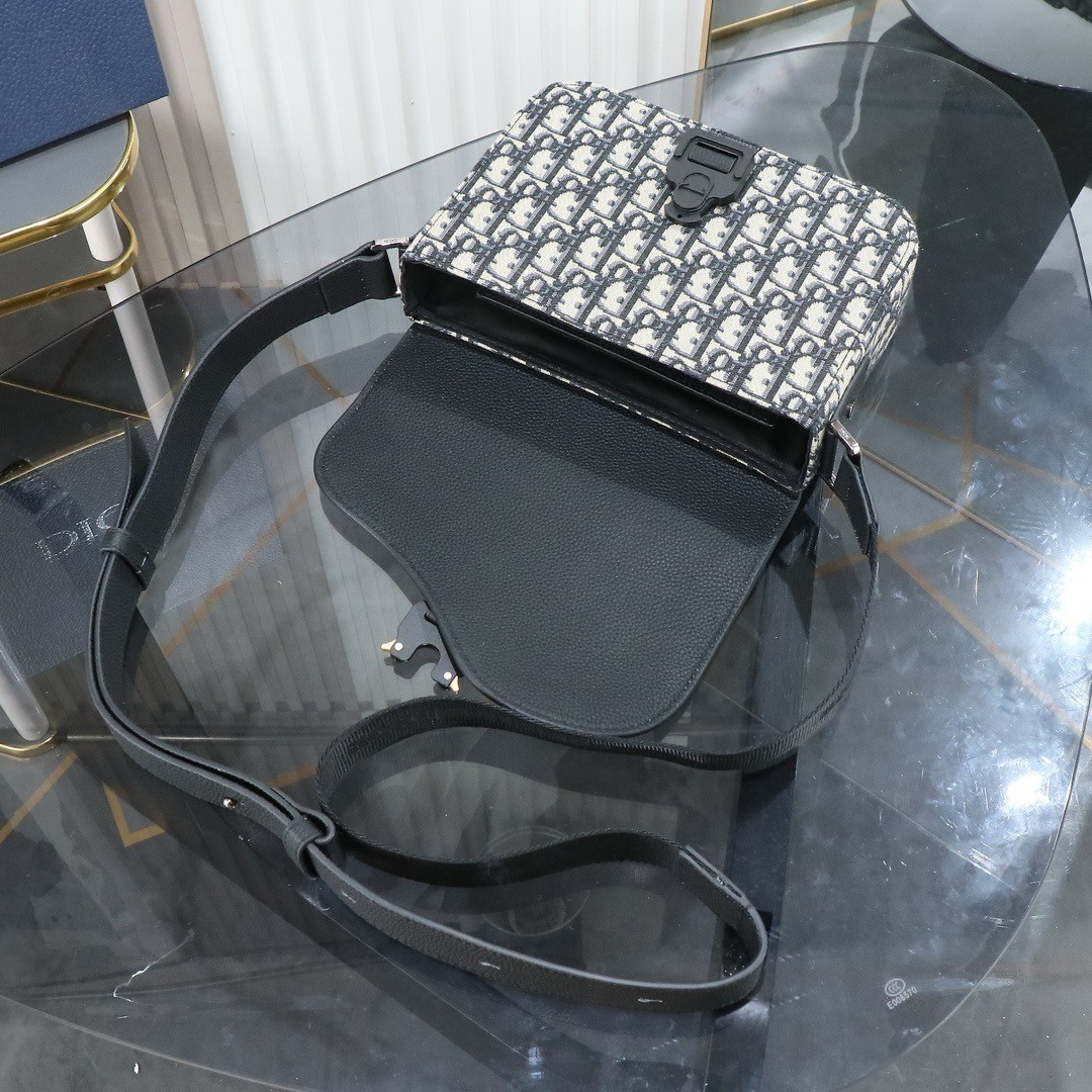 D*or saddle messenger bag with flap 23 x18 x6cm