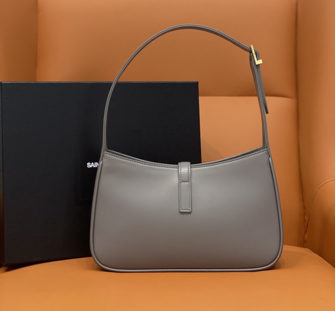 Y*L le 5 À 7 in smooth leather storm 23 x 16 x 6.5 cm