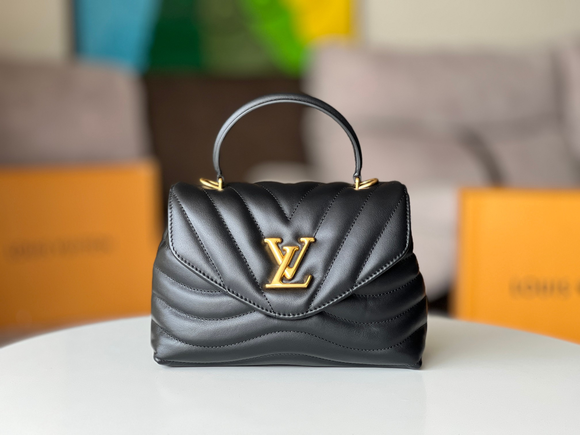 LV HOLD ME M21720 23x15x10cm