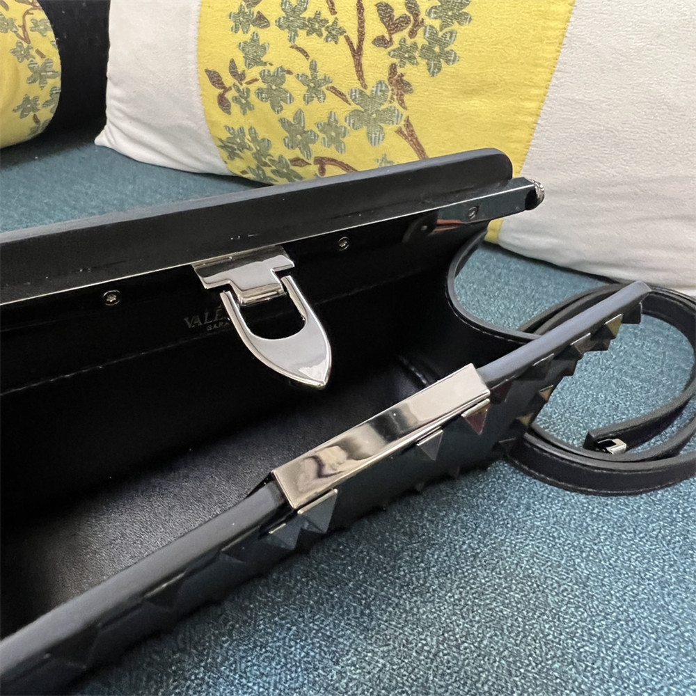 VALENTINO GARAVANI ROCKSTUD23 SMALL SMOOTH CALFSKIN SHOULDER BAG BLACK