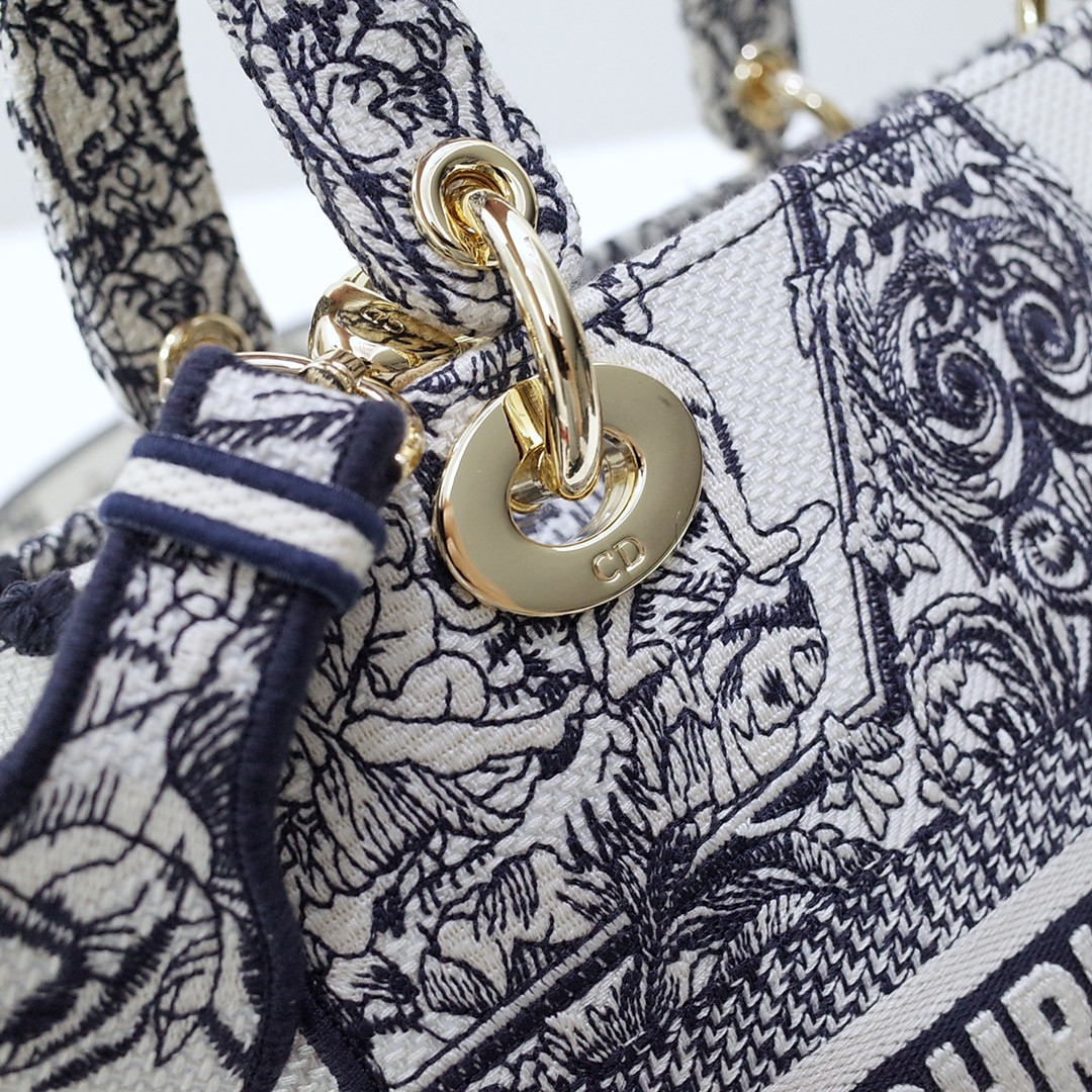 medium D*or lady d-lite bag  24 x 20 x 11 cm