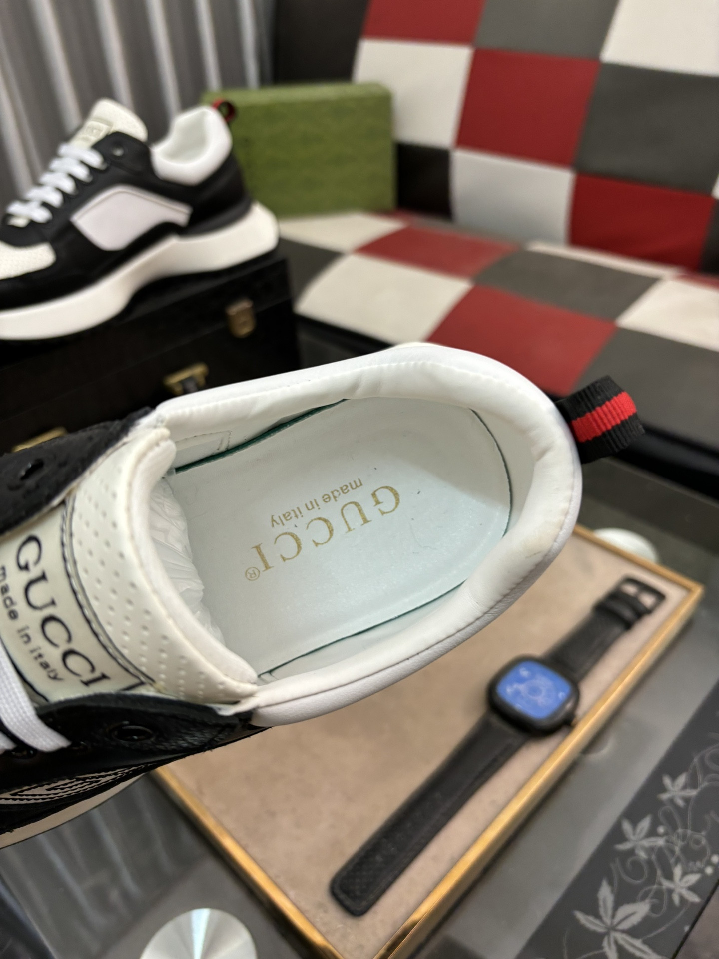 ua G*u*i run sneaker