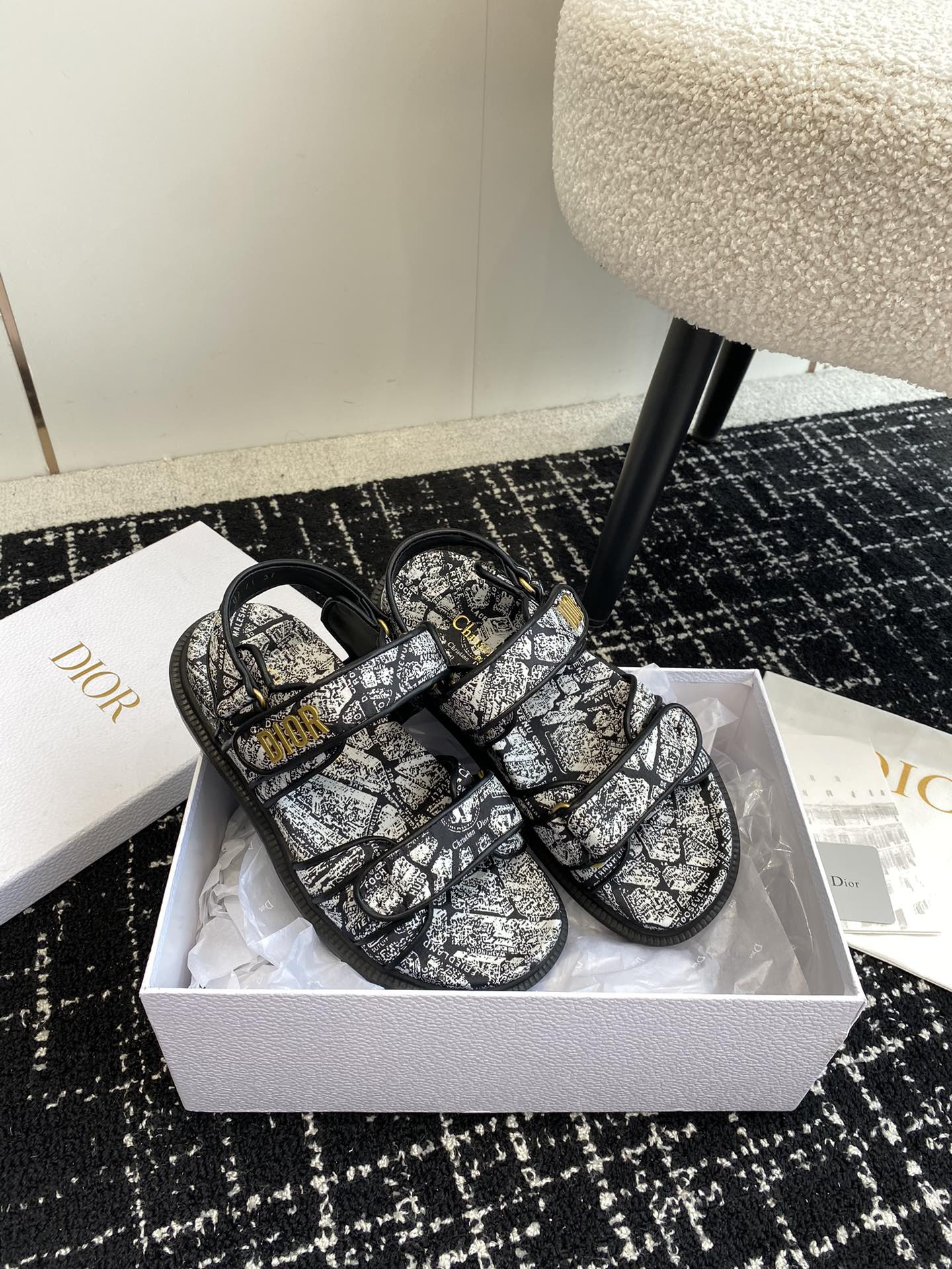 ua D*oract sandal