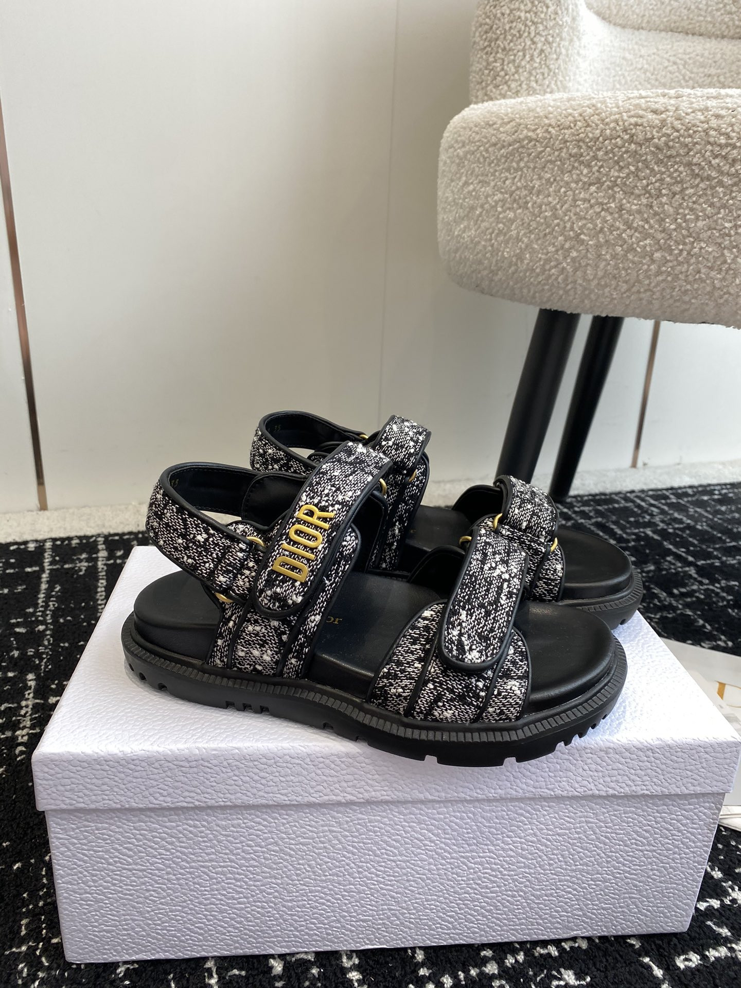 ua D*oract sandal