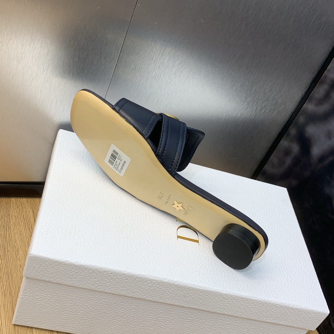 ua D*or 30 montaigne slide