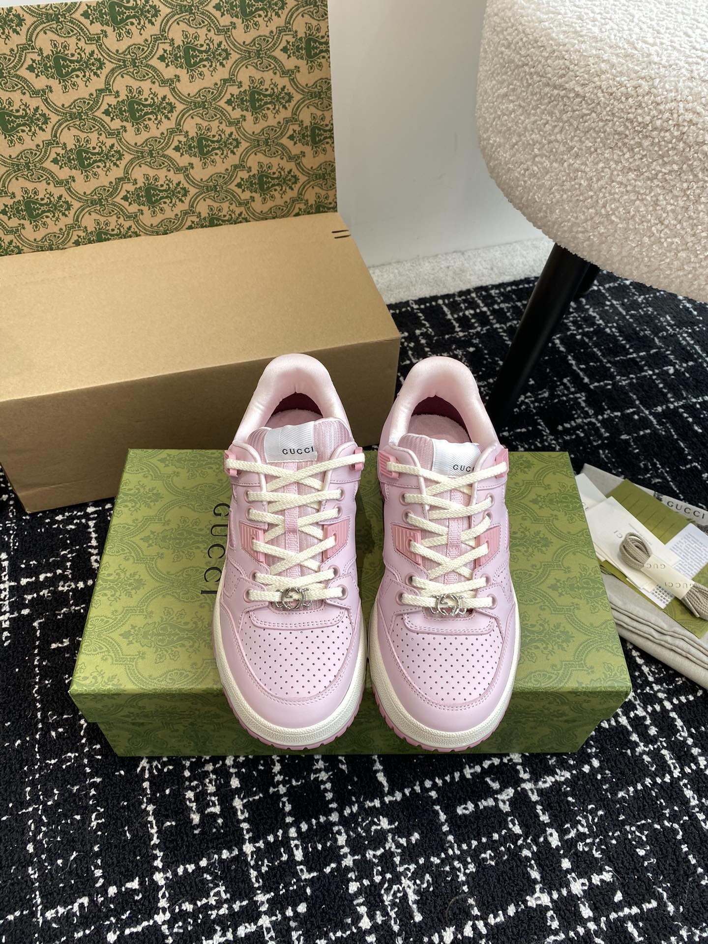 ua G*u*i low-top sneaker