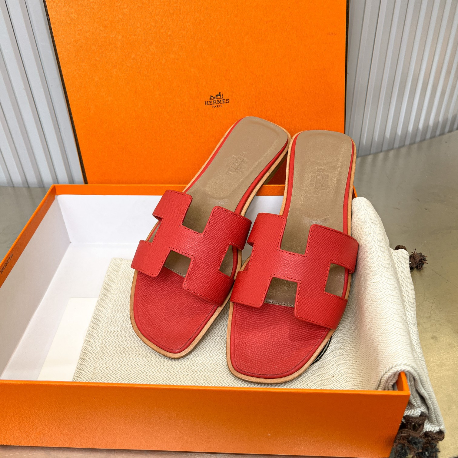 UA Hermès Oran sandal