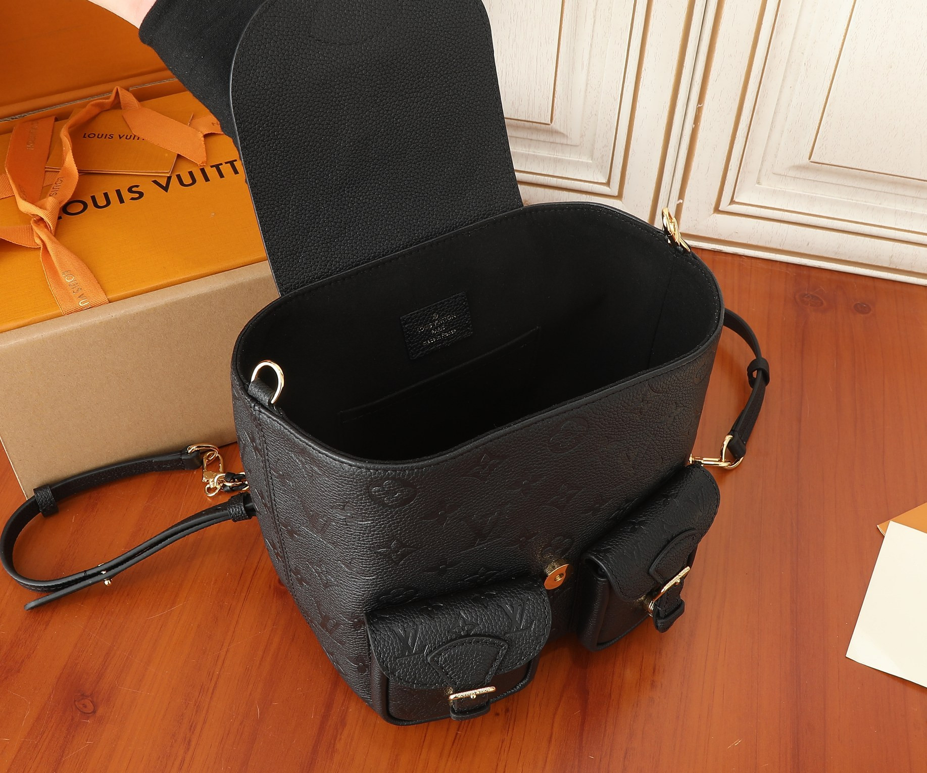 LV Backup M47072 7.9 x 8.7 x 5.5 inches