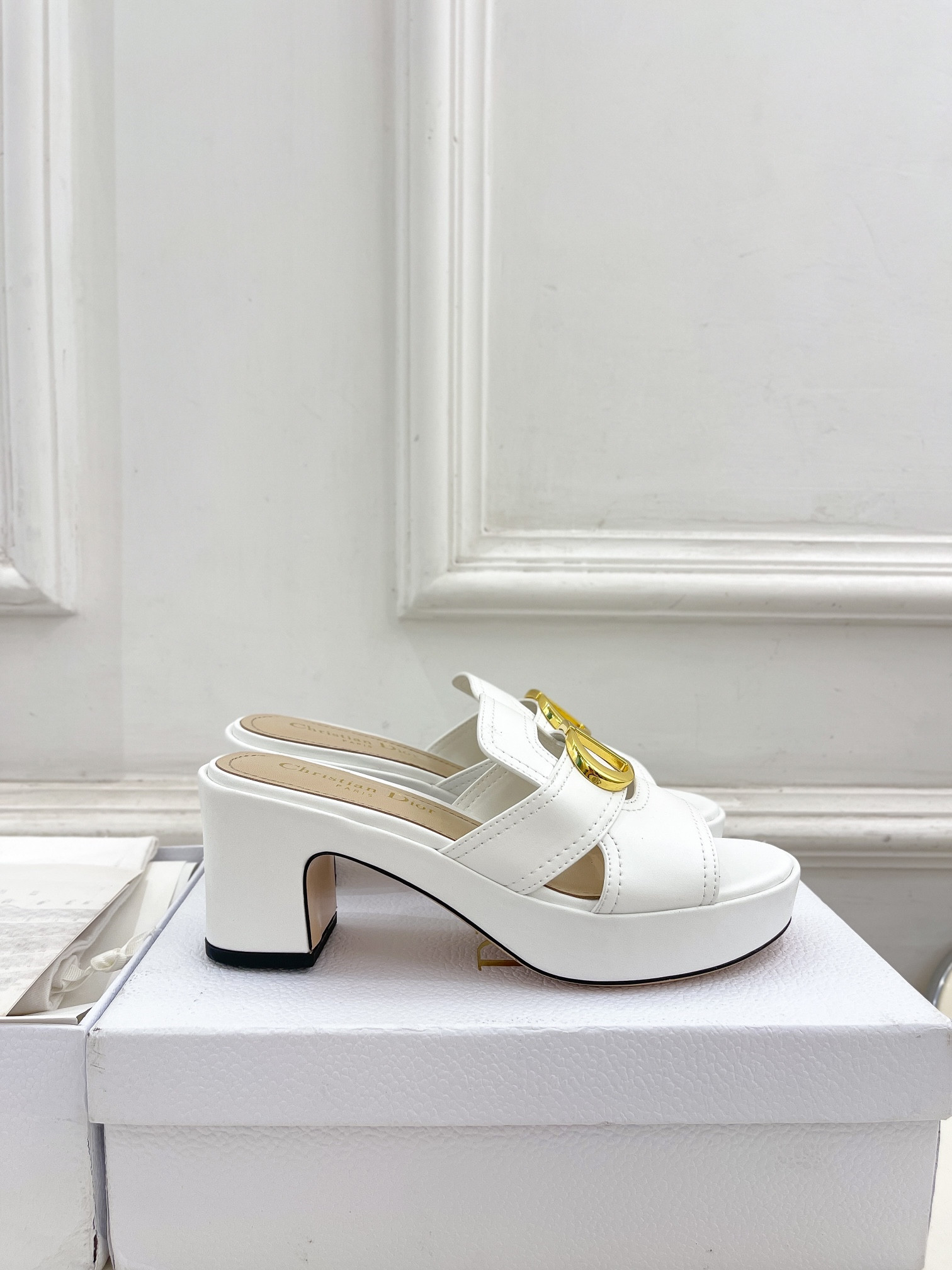 ua D*or 30 montaigne platform slide