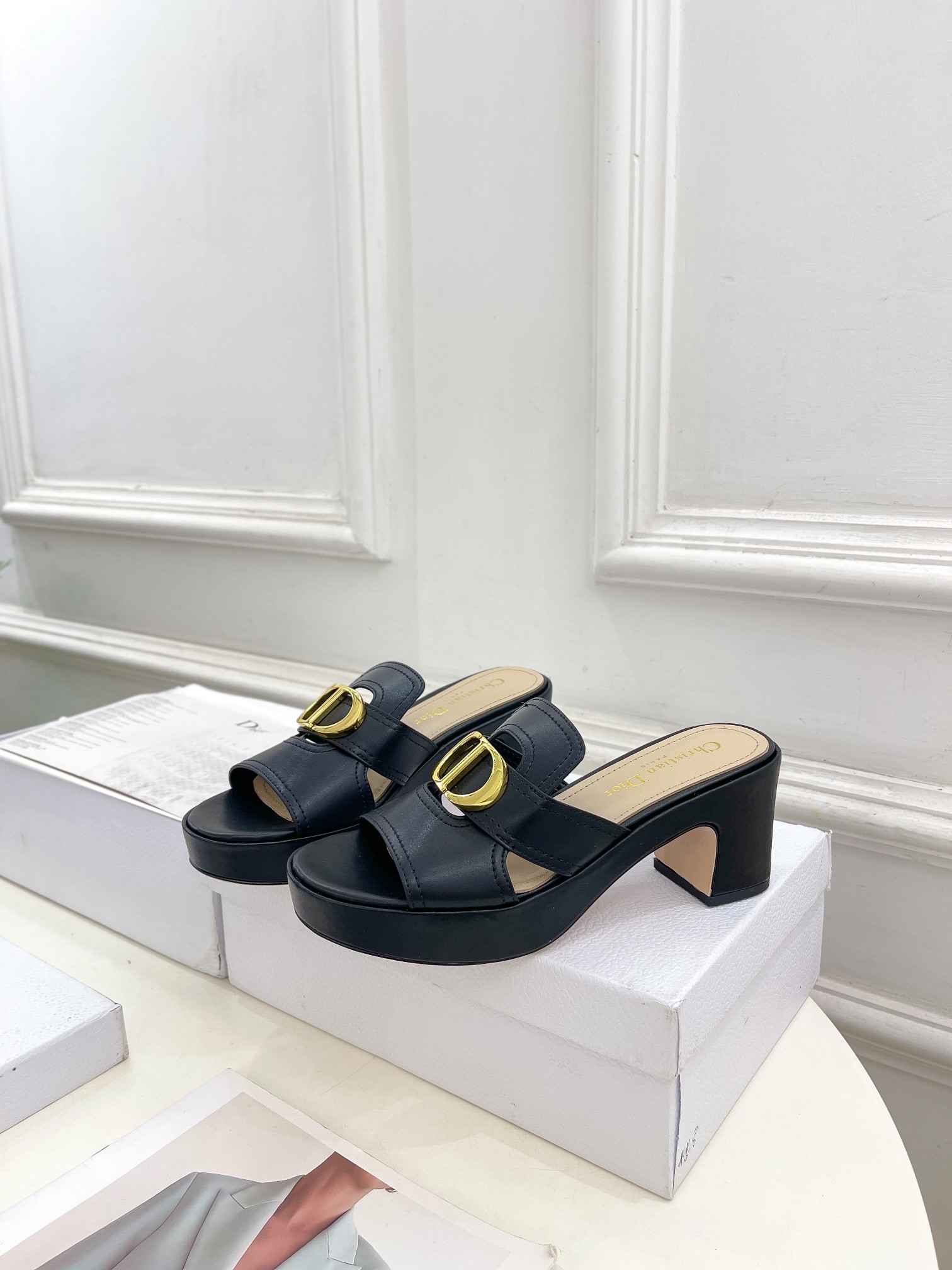 ua D*or 30 montaigne platform slide