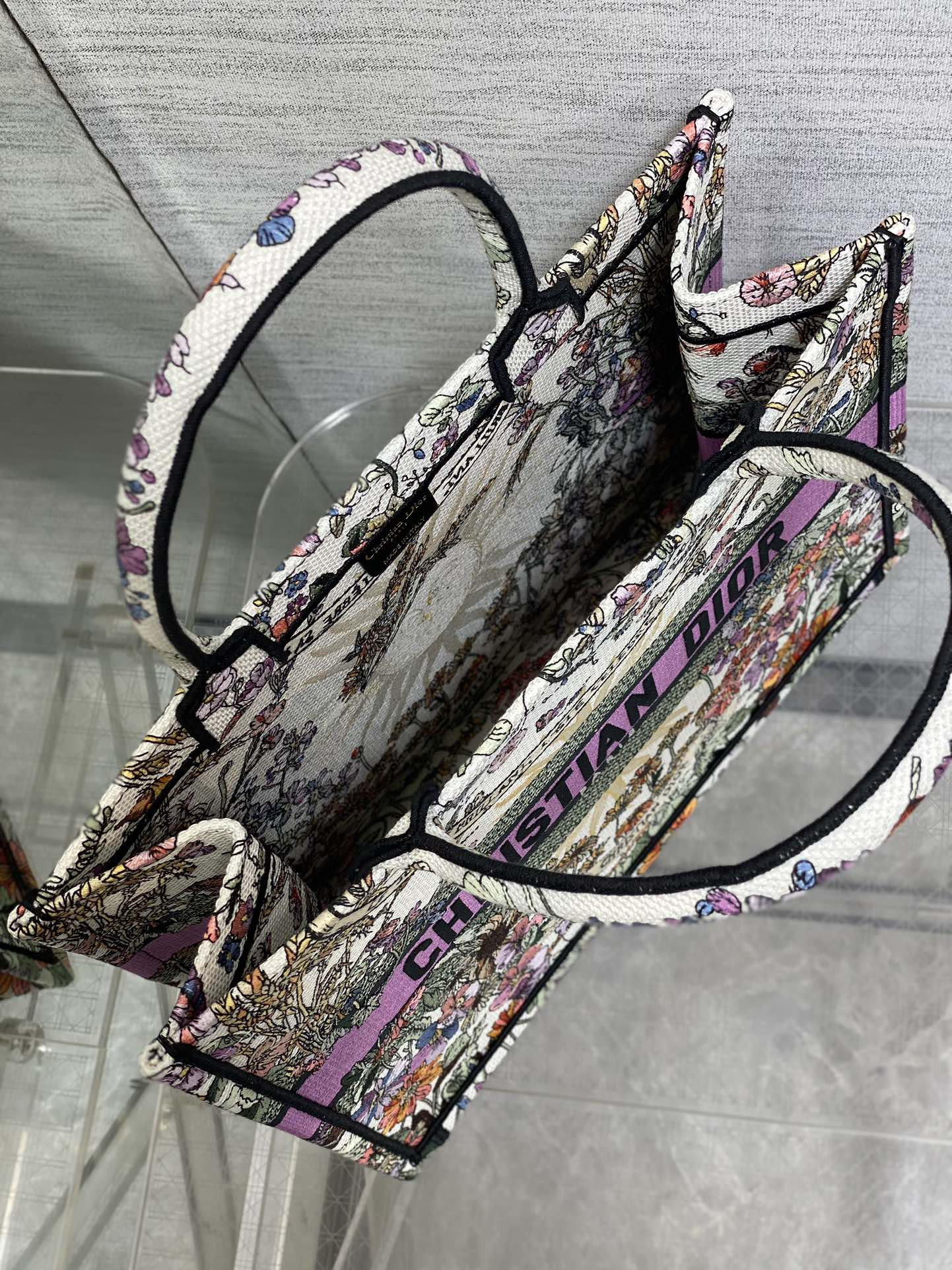 medium D*or book tote  ecru multicolor 36 x 27.5 x 16.5 cm