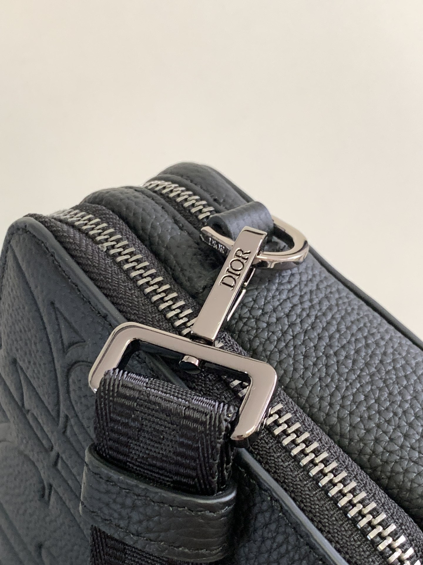 D*or zipped pouch with strap black D*or gravity leather 17 x 12.5 x 6 cm