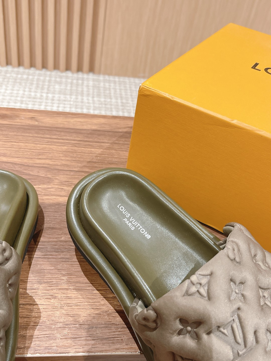 UA LV Pool Pillow Flat Comfort Mule