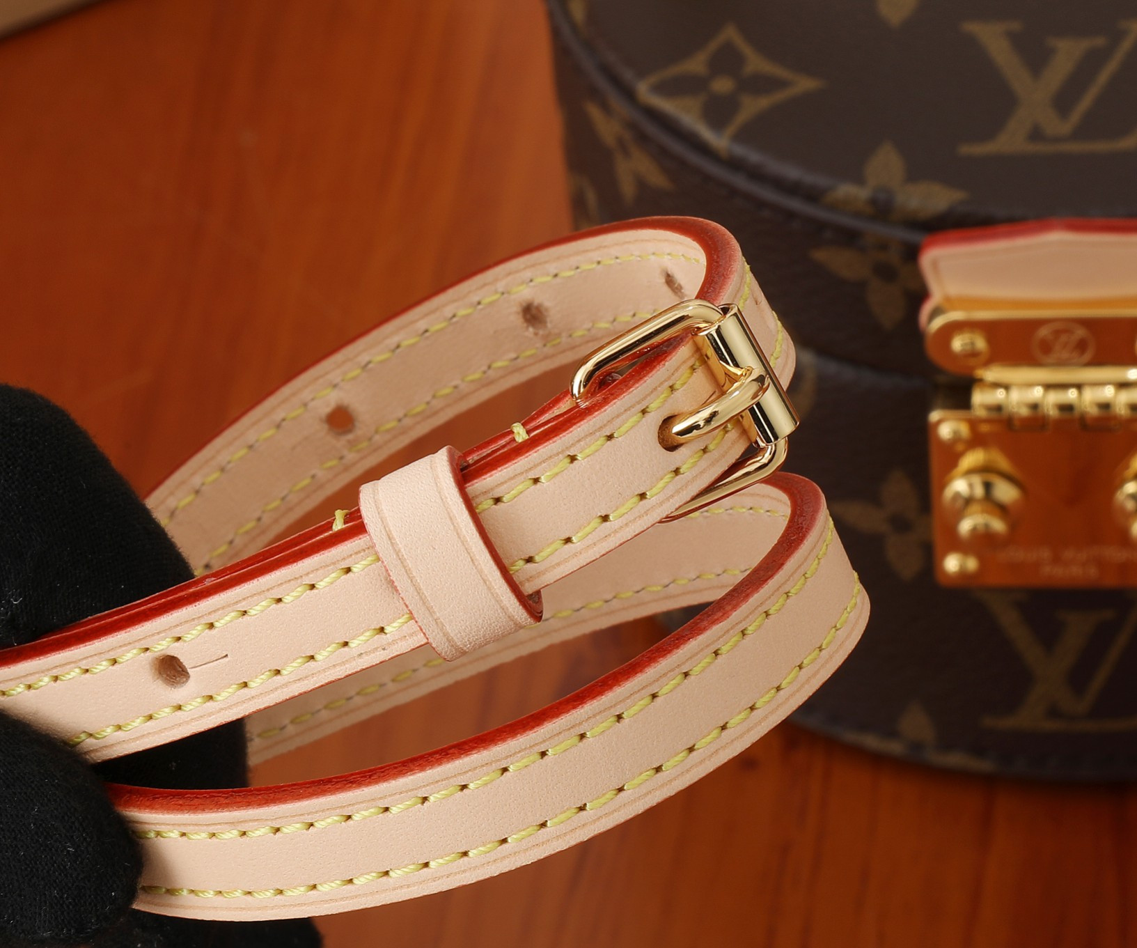 LV Scott M46933 5.3 x 3.5 x 4.5 inches