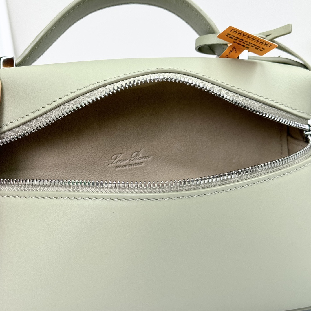 L**o p*ana extra pocket l19  smooth calfskin 11 x 19 x 6.5 cm