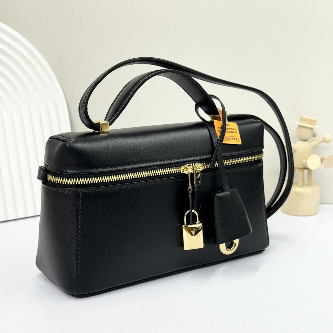 L**o p*ana extra pocket l19 smooth calfskin 11 x 19 x 6.5 cm