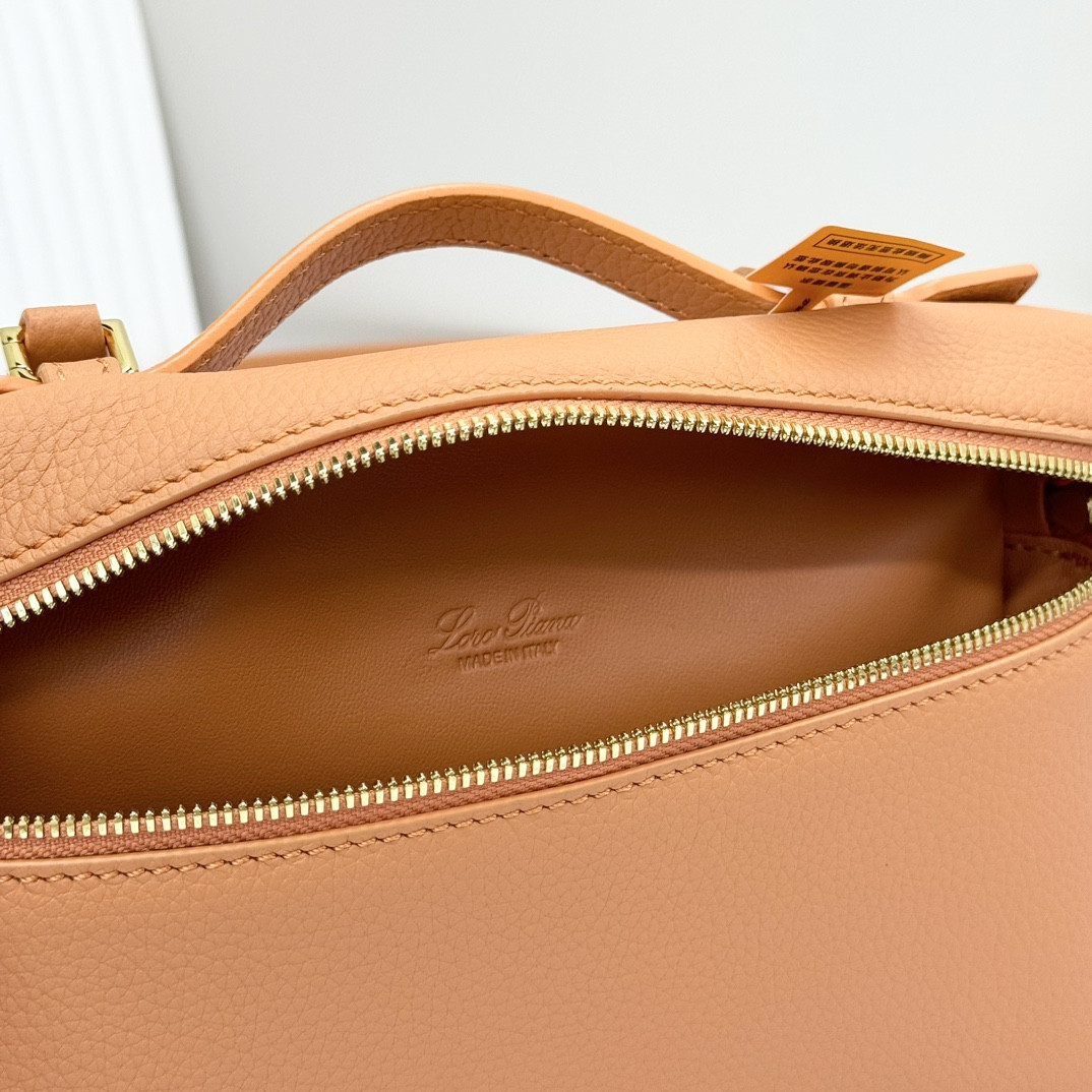 L**o p*ana extra pocket l19 grained calfskin 11 x 19 x 6.5 cm