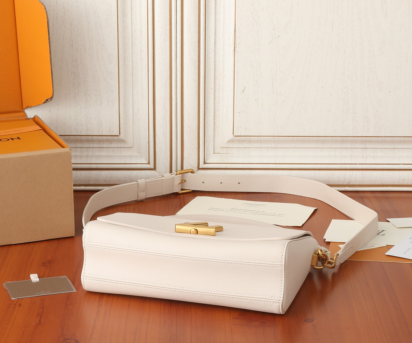 LV Soft Twist M25359 10.6 x 7.5 x 3.5 inches