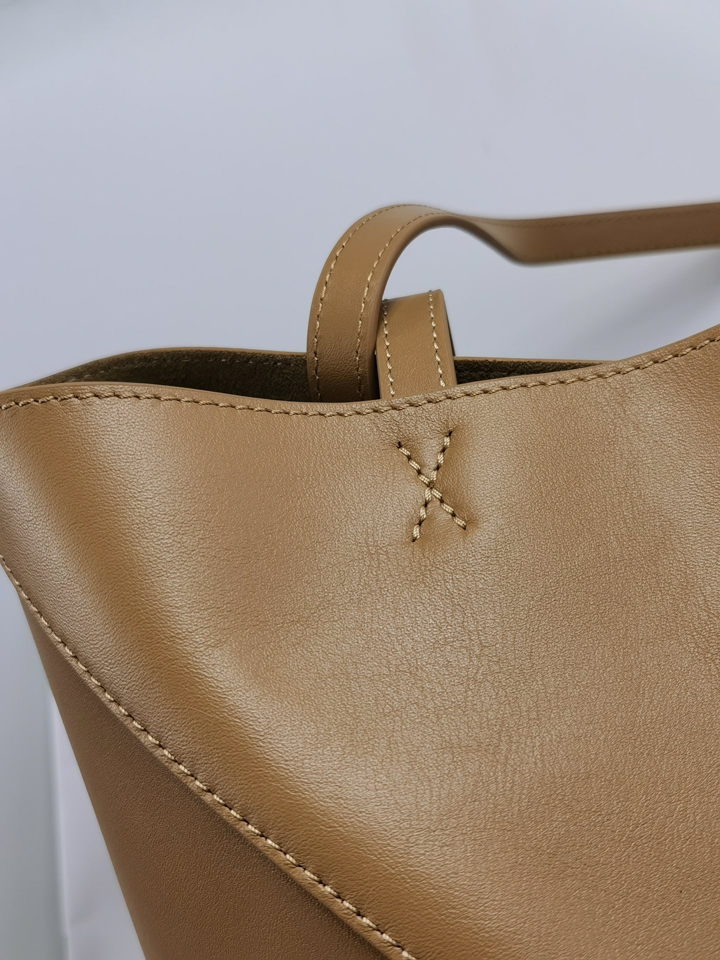 L0ew* medium puzzle fold tote in shiny calfskin 25.5x14.5x31.5cm