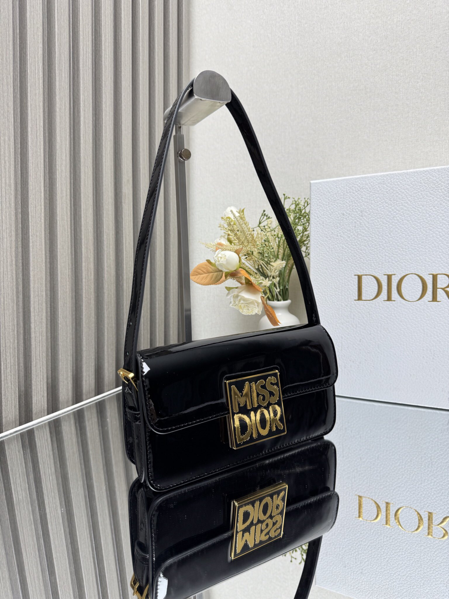 D*or miss D*or flap bag 22 x 11 x 6 cm(patent calfskin)