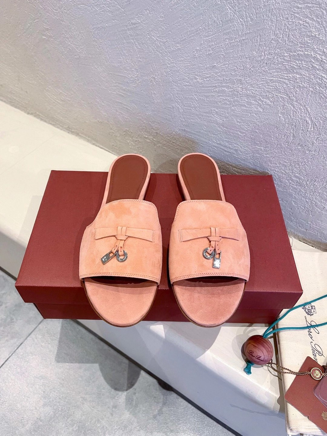 ua L**o p*ana summer charms sandal