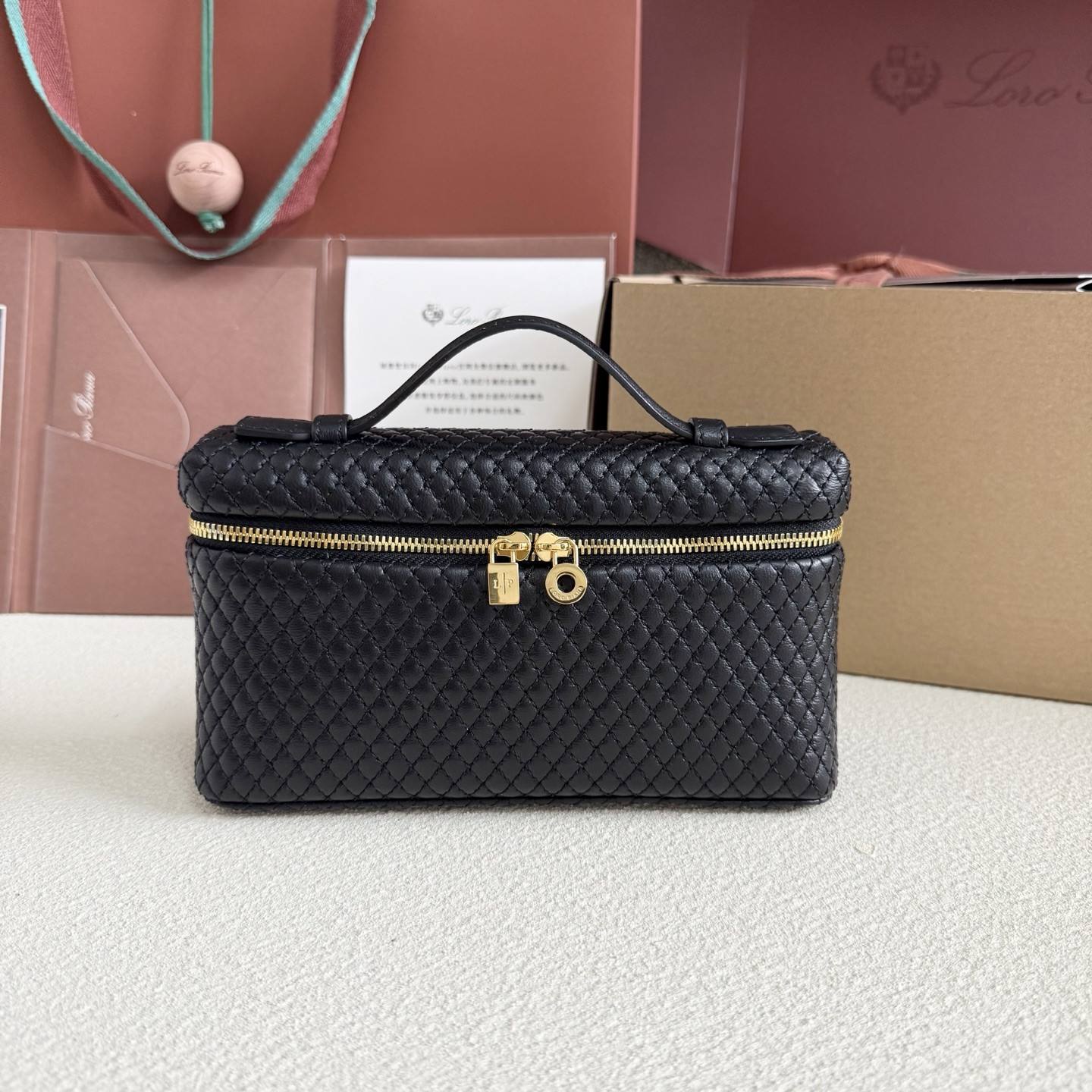 L**o p*ana extra pocket l19 lambskin 19x11.5x7cm