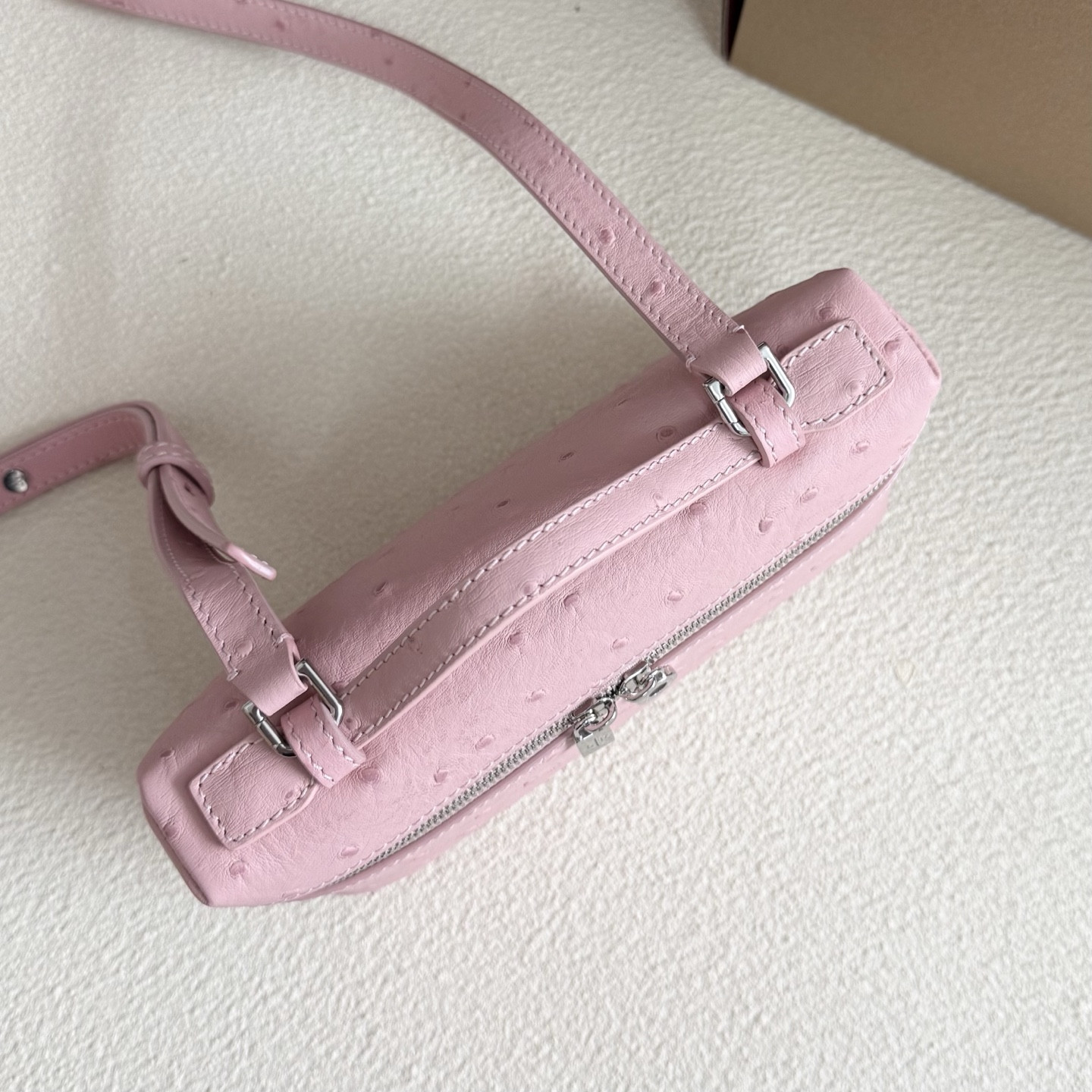 L**o p*ana extra pocket l19 ostrich-grained leather 11 x 19 x 6.5 cm