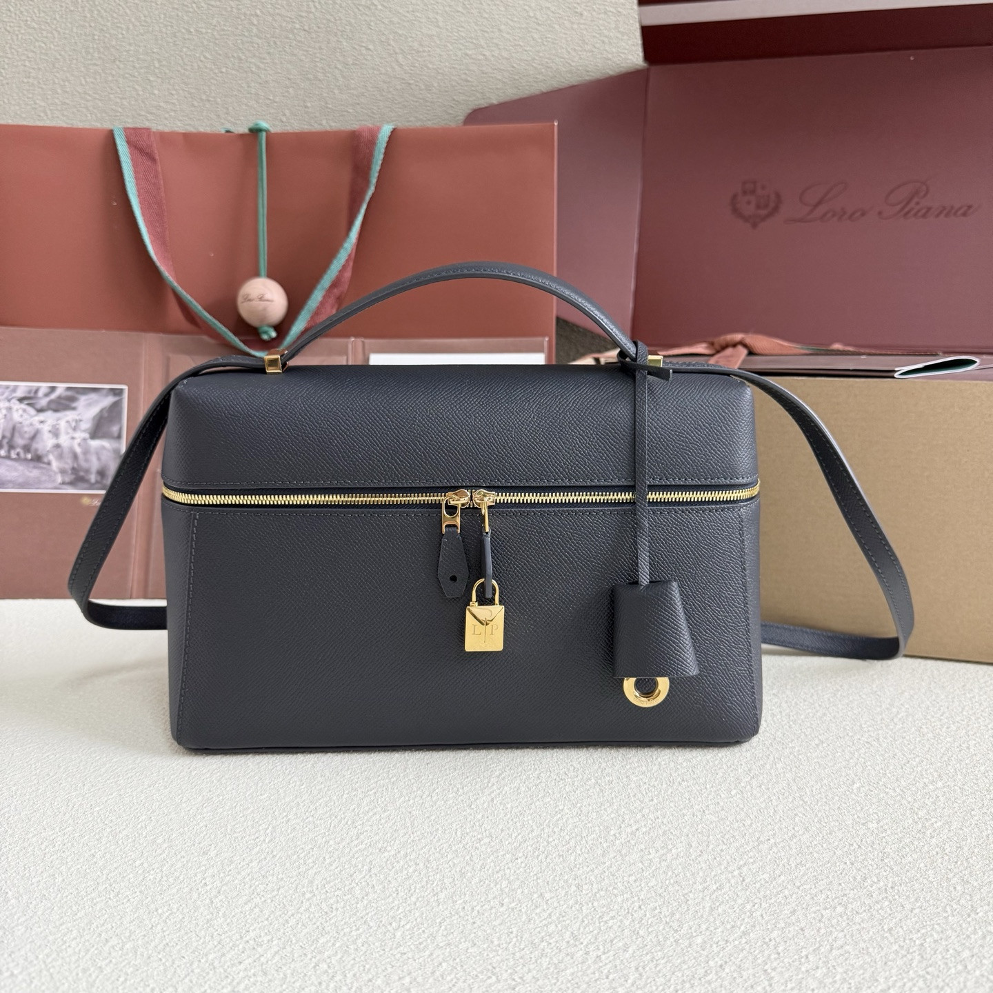 L**o p*ana extra pocket l27 calfskin 16x27x10cm