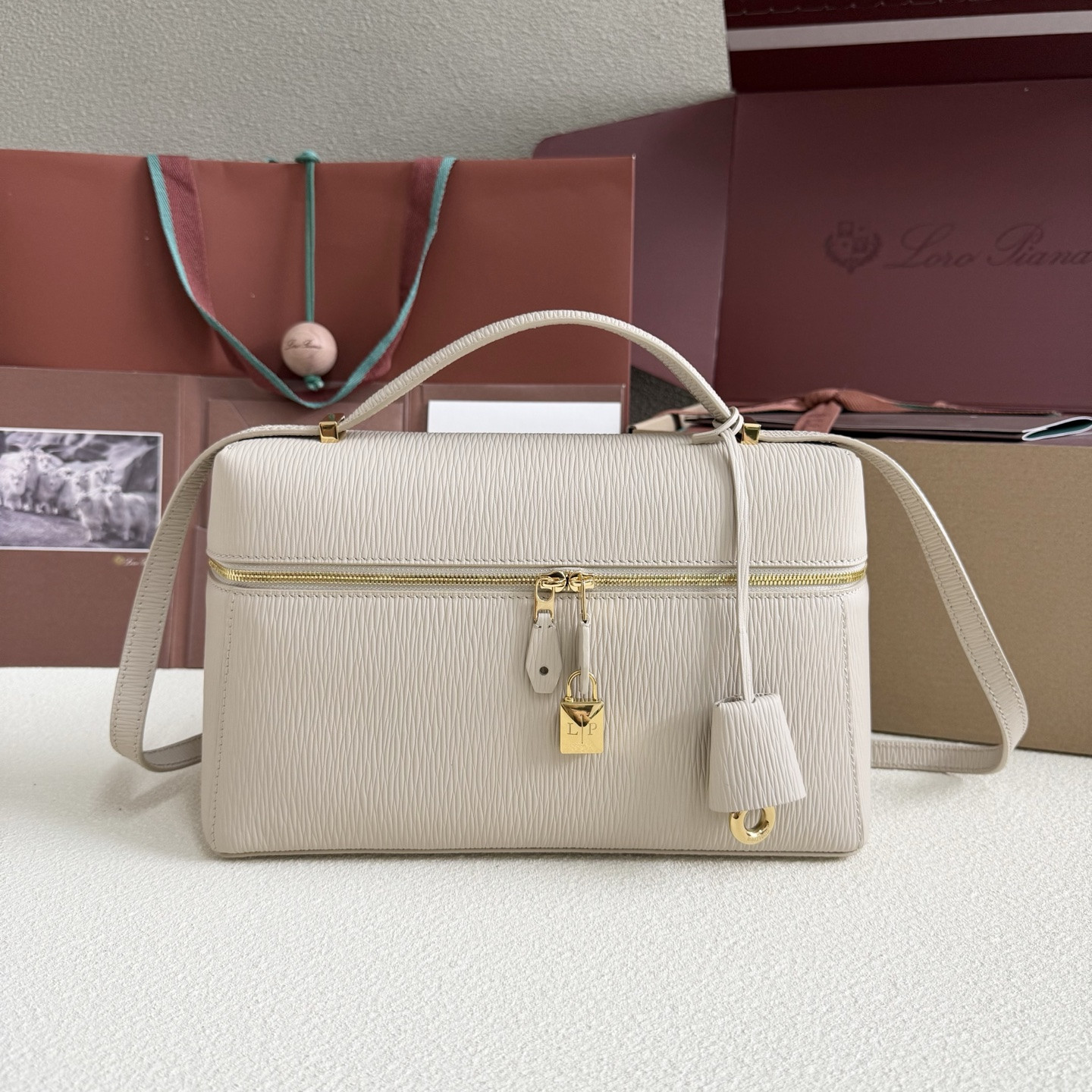 L**o p*ana extra pocket l27 calfskin 16x27x10cm