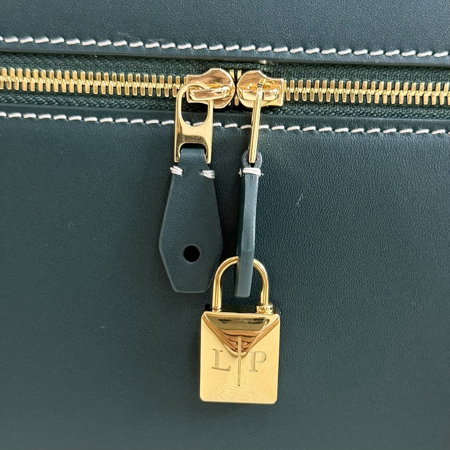 L**o p*ana extra pocket l27 calfskin 16x27x10cm